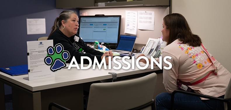 Image of SCC Academic Advisor helping a student